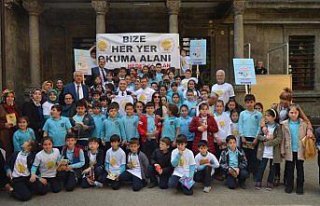 Kaymakamlığın merdivenlerinde kitap okudular