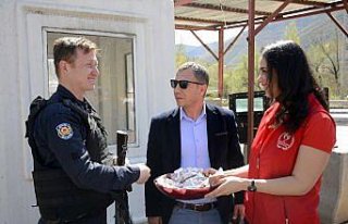 Polislere gençlerden kurabiyeli kutlama