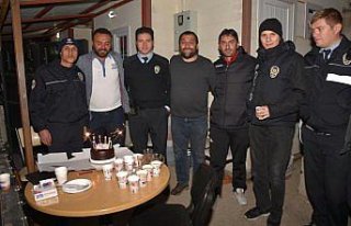 Polislere nöbette pastalı kutlama