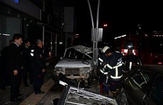 Tokat'ta otomobil aydınlatma direğine çarptı:...