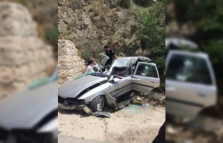 Amasya'da otomobil istinat duvarına çarptı: 4 yaralı
