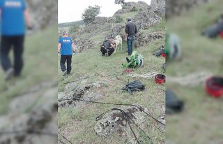 Kayalıklarda sıkışan köpeği AFAD kurtardı