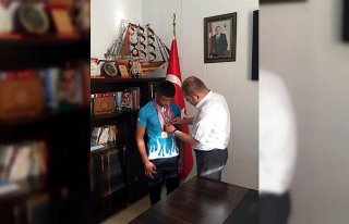 Kaymakamdan başarılı güreşçiye altın