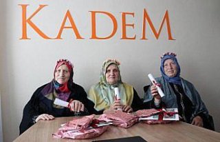 Kız kardeşler okuma yazma hayalini geç de olsa...