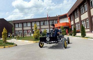 Öğrenciler hurda malzemelerinden araç ürettiler