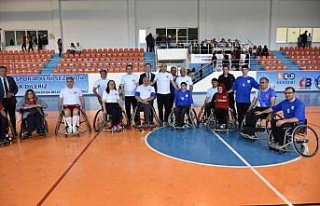 Protokol tekerlekli sandalye basketbol maçı yaptı