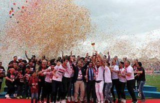Şampiyon UTAŞ Uşakspor kupasını aldı