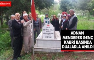 ŞEHİT P.ER ADNAN MENDERES GENÇ KABRİ BAŞINDA...