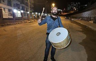 Türküyle sahura kaldırıyor