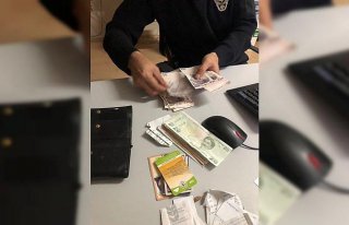 Yolda bulduğu cüzdanı polise teslim etti
