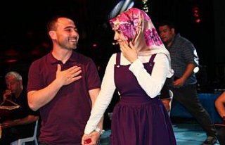 Afrin'de görevli askerden sahnede evlenme teklifi