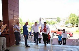 Dünya ikincisi sporcuya coşkulu karşılama