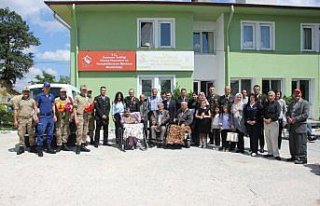 Jandarma komutanlığı çalışanları huzurevini...