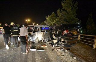 Karabük'te karşı şeride geçen otomobil minibüse...