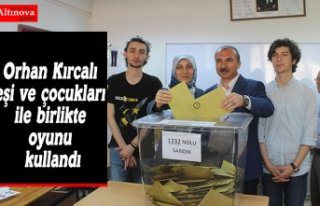 Orhan Kırcalı eşi ve çocukları ile birlikte oyunu...