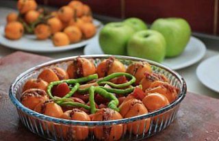 Unutulan meyveli yemeklerle sofraları renklendiriyor