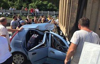 Artvin'de otomobil tıra çarptı: 1 yaralı