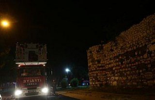 Kalenin surlarında mahsur kalan gençleri itfaiye...