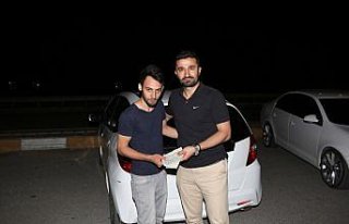 Sattığı otomobilde unuttuğu parasına iki hafta...