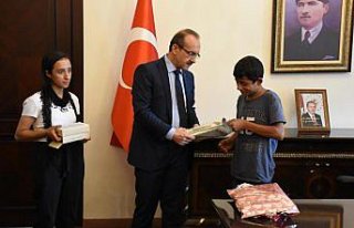 Çocuklar yere düşen Türk bayrağını öpüp kaldırdı