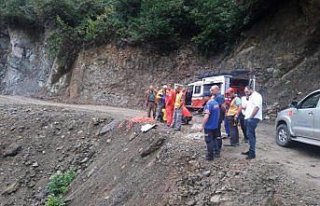 Kayalıklarda mahsur kalan 3 kişi kurtarıldı