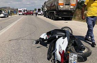 Motosikletle otomobil çarpıştı: 1 ölü, 1 yaralı