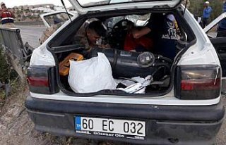 Tokat'ta otomobil korkuluklara çarptı: 2 ölü,...