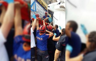 Trabzon'da kamyon duvara çarptı: 1 yaralı