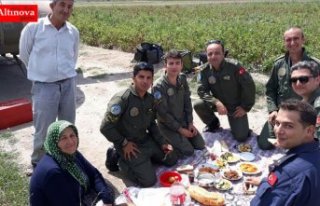 Zorunlu iniş yapan helikopterdeki askerlere yer sofrası...