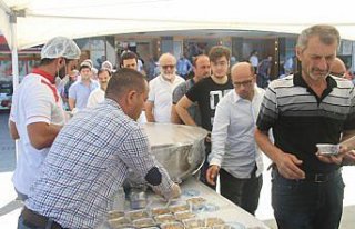 Akçakoca Belediyesi aşure dağıttı