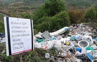 Çöp atanlara çevrecilerin tabelalı tepkisi