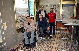 İhtiyaç sahibi engellilere akülü tekerlekli sandalye
