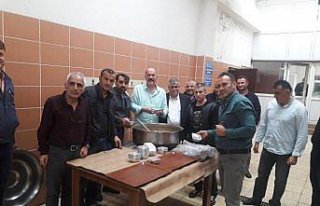 Maden işçilerine aşure ikramı