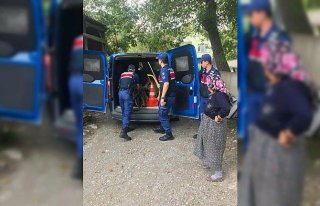 Odun taşıyan yaşlı kadına jandarmadan şefkat...