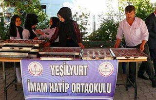 Öğrenciler aşure dağıttı