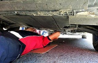 Yavru kedi sıkıştığı yerden kurtarıldı