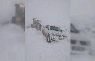 Bayburt'ta, karda mahsur kalan 2 kişi kurtarıldı