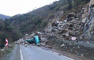 Giresun'da heyelan yolu kapattı