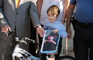 Hatalı sürücüleri uyaran çocuğa bisiklet hediye...