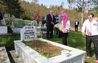 Kazandığı madalya ve kupasını annesinin mezarına...