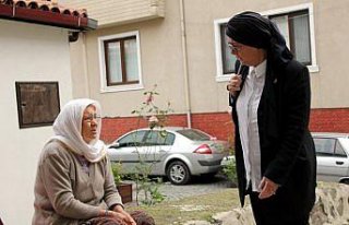 Mahalleliye sadece muhtarlık değil ablalık da yapıyor