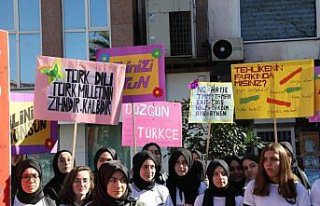 Öğrenciler Türkçe'nin doğru kullanımına dikkat...
