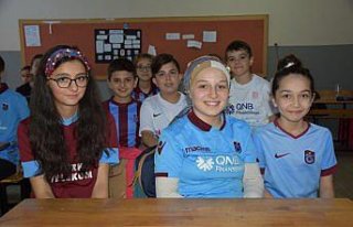 Öğrencilerden Trabzonspor'a formalı destek