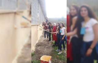 Okulu onarıp çocuklarla şarkılar söylediler