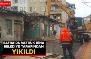 Bafra'da Metruk Bina Belediye Tarafından Yıkıldı