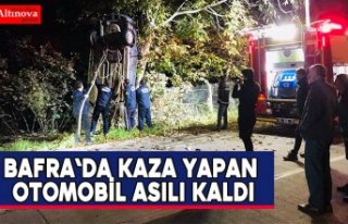 Bafra`da kaza yapan otomobil asılı kaldı