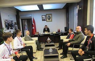 Başarılı sporculardan Kaymakam Koşal'a ziyaret