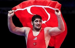 Milli güreşçi Osman Yıldırım'dan gümüş madalya