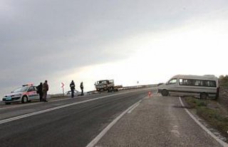 Öğrenci servisi istinat duvarına çarptı: 5 yaralı