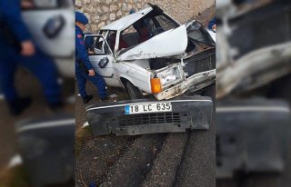 Otomobil refüje çarptı: 4 yaralı